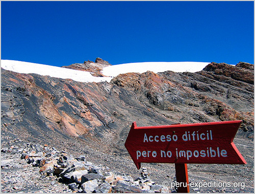 Peru: Bus-Tour Hiking Puyaraimondi (4300 m) and Glacier Pastoruri (5000 m)